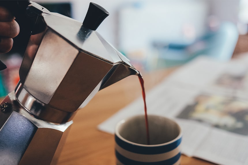 Taza divertida para tomar el café o servir la leche en forma de cafetera