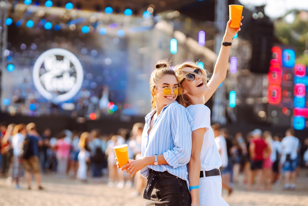 Cómo vestir para un festival en la Costa Dorada verano Cómo vestir para un festival en la Costa Dorada verano