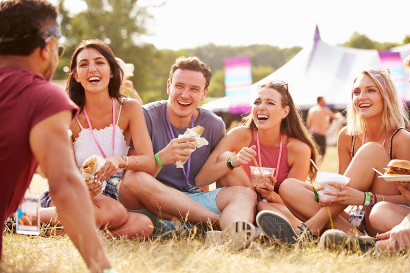 Cómo vestir para un festival en la Costa Dorada