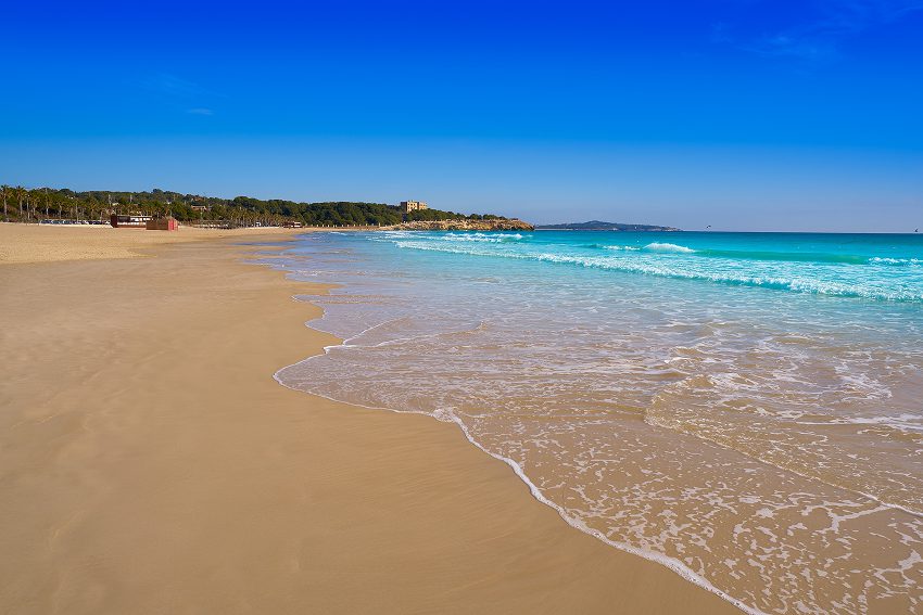 Plage de l’Arrabassada à Tarragone avec sable et mer turquoise