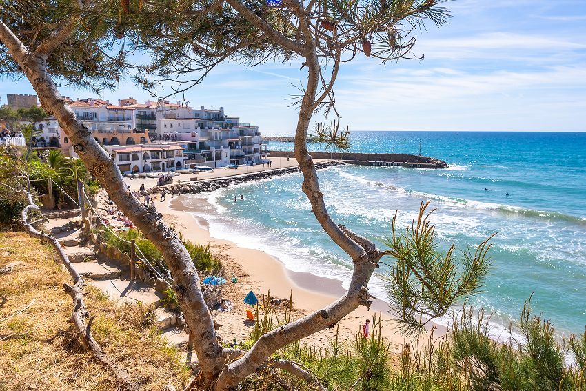 Cala con encanto en la costa de Tarragona y vistas al mar Mediterráneo
