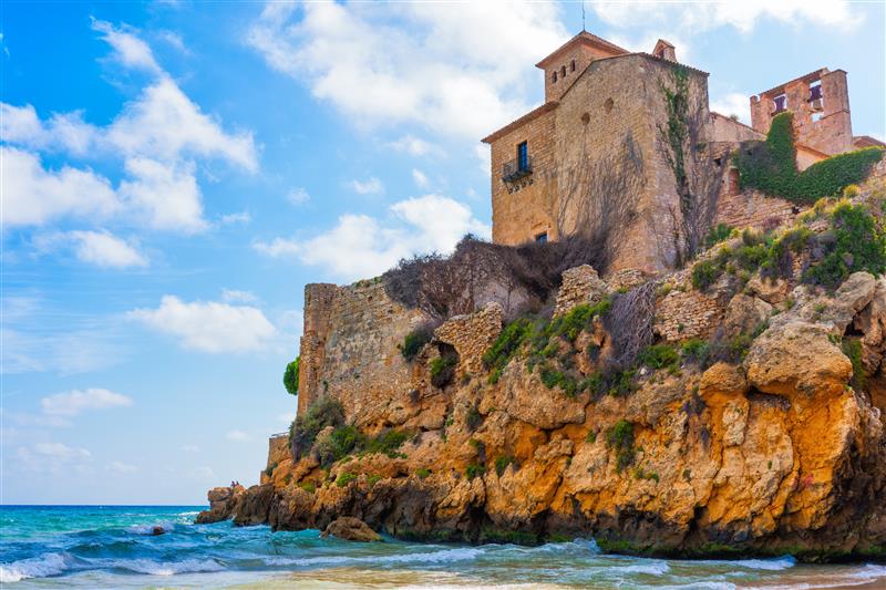 Plage de Tamarit à Tarragone avec le château au bord de la mer
