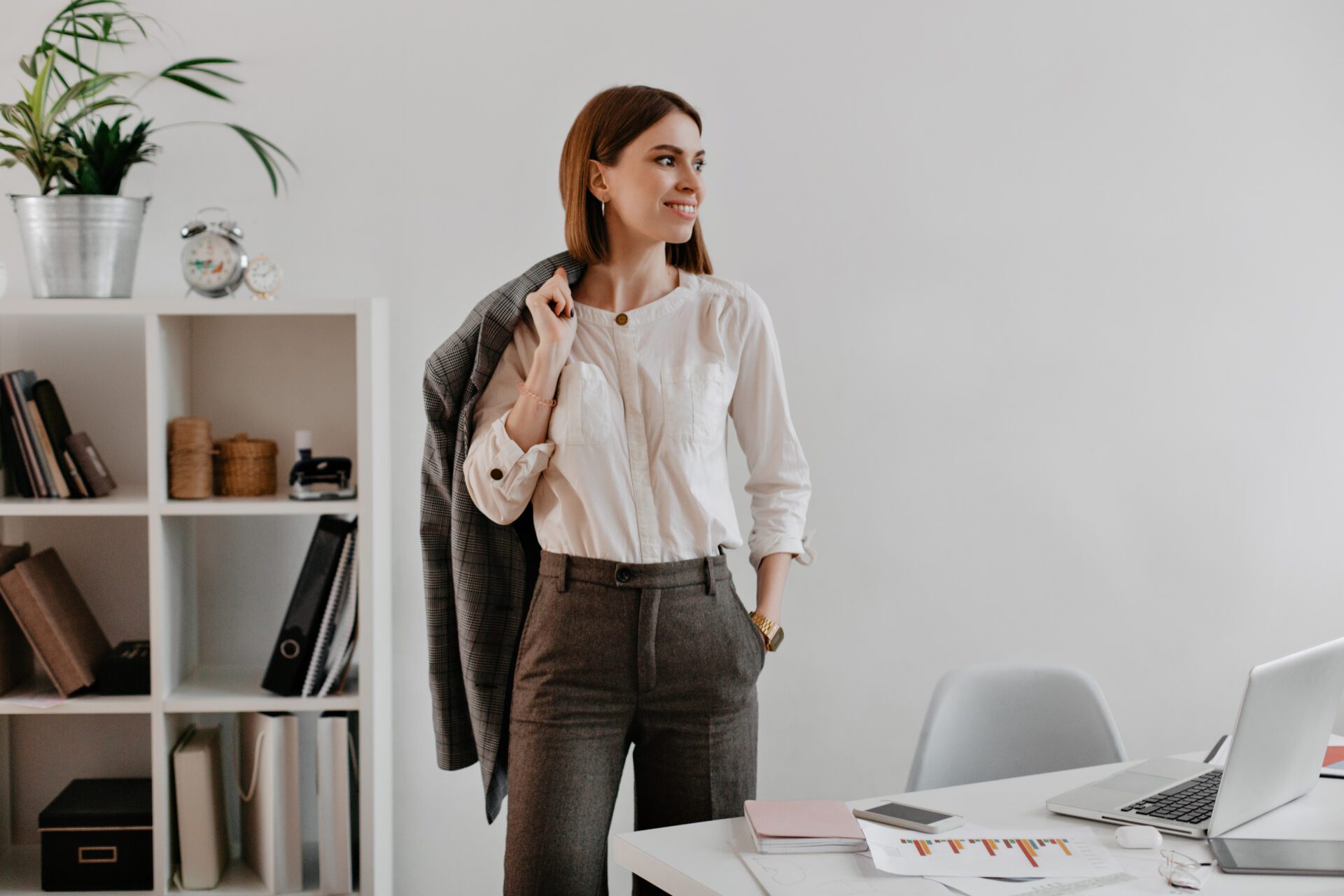 Look de oficina para mujer con camisa blanca y pantalón gris