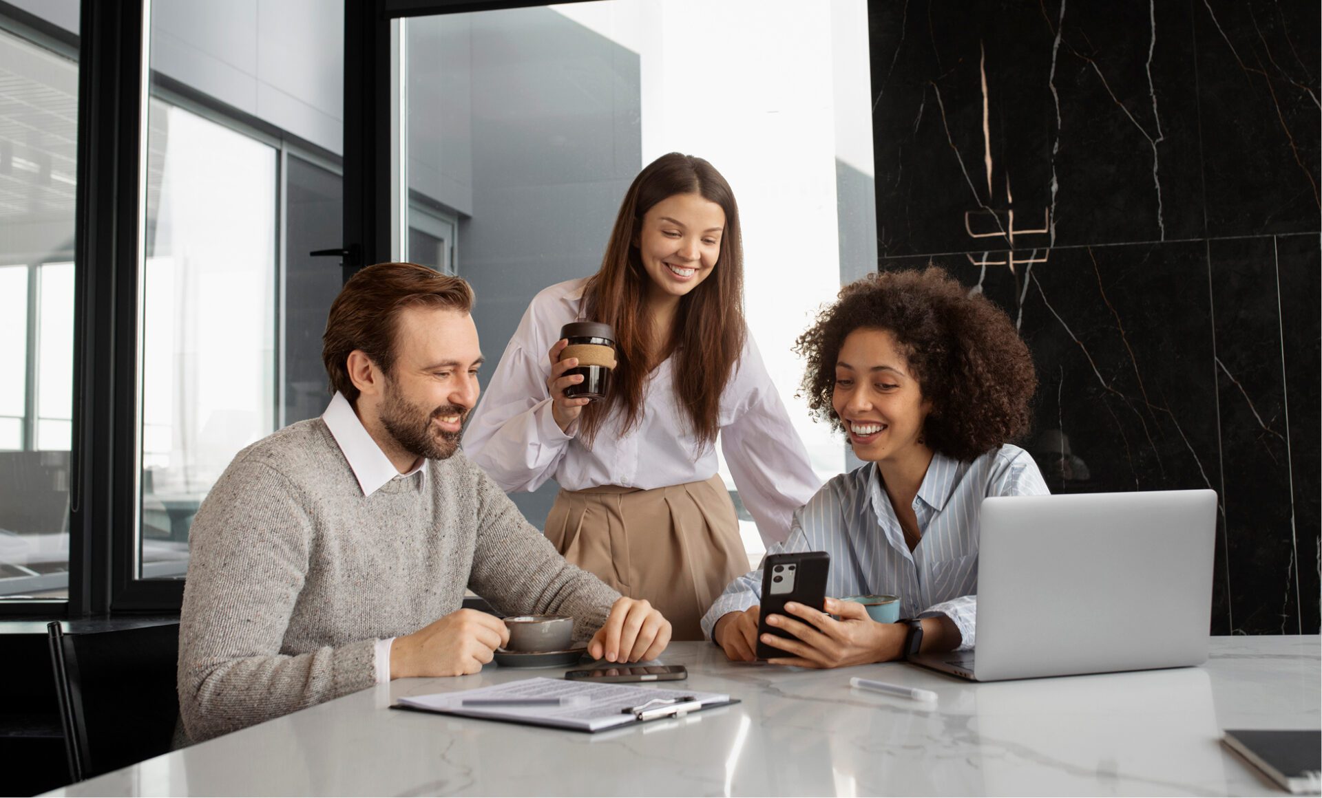 Looks de bureau polyvalents pour une journée de travail et un afterwork