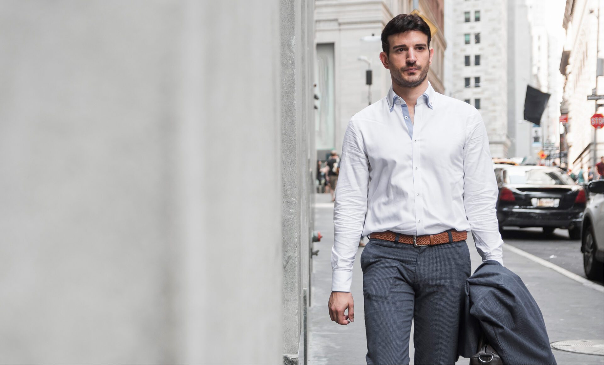 Look de bureau pour homme avec chemise et pantalon habillé