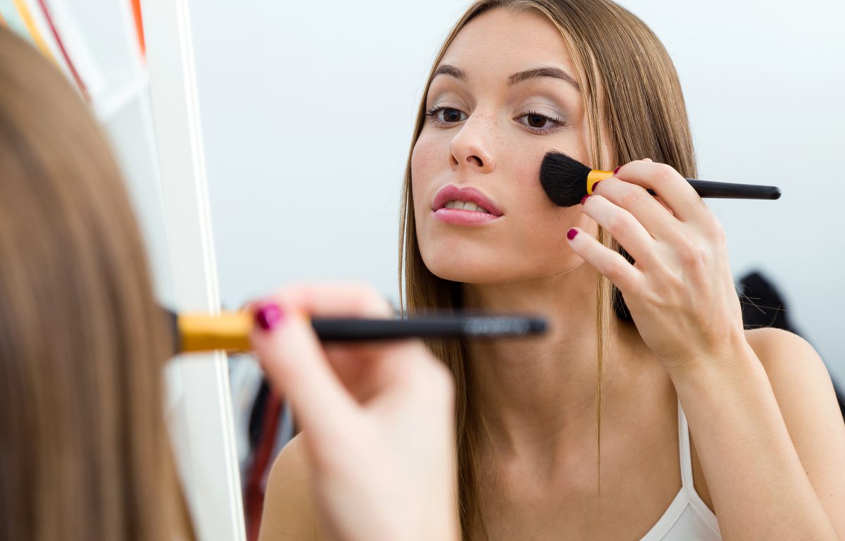 Colorete y bronceador para un maquillaje de verano natural