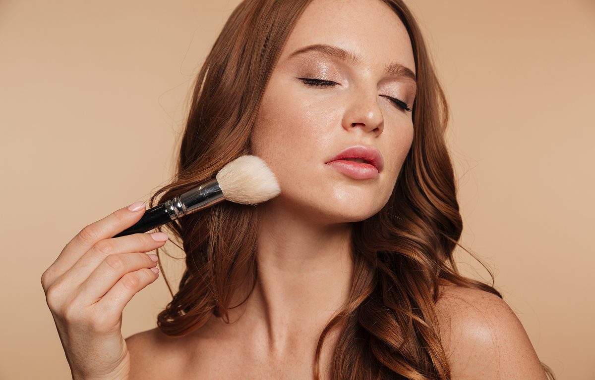 Maquillaje de verano natural con acabado ligero y fresco