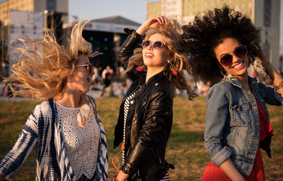 Looks de festival en la Costa Dorada con moda fresca y cómoda