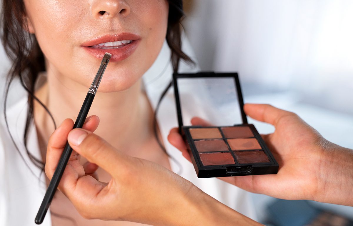 Neceser con maquillaje de verano ligero y duradero