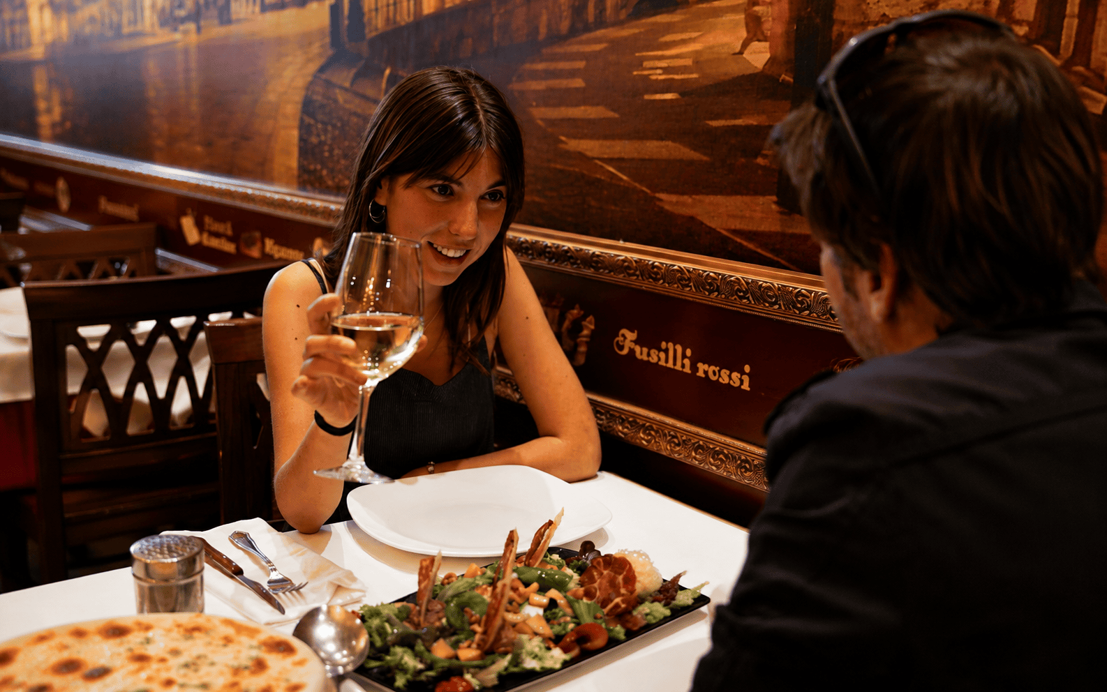 Pareja disfrutando de una comida en La Tagliatella
