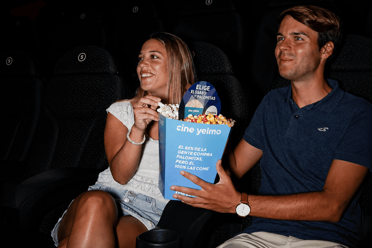 Pareja disfrutando de una sesión de cine en Yelmo Cines Parc Central