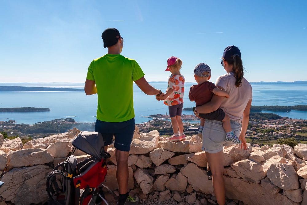 Familia disfrutando de un plan con niños durante el verano