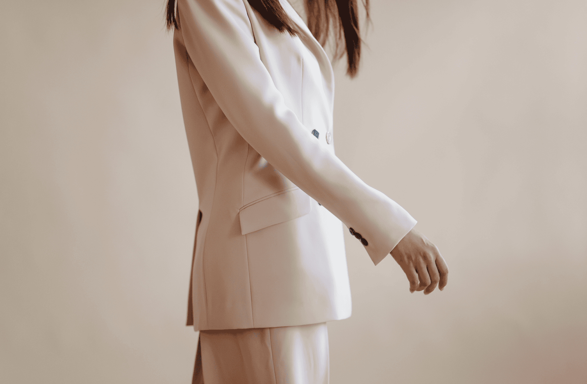 Traje relajado con blazer y pantalón para un look de oficina