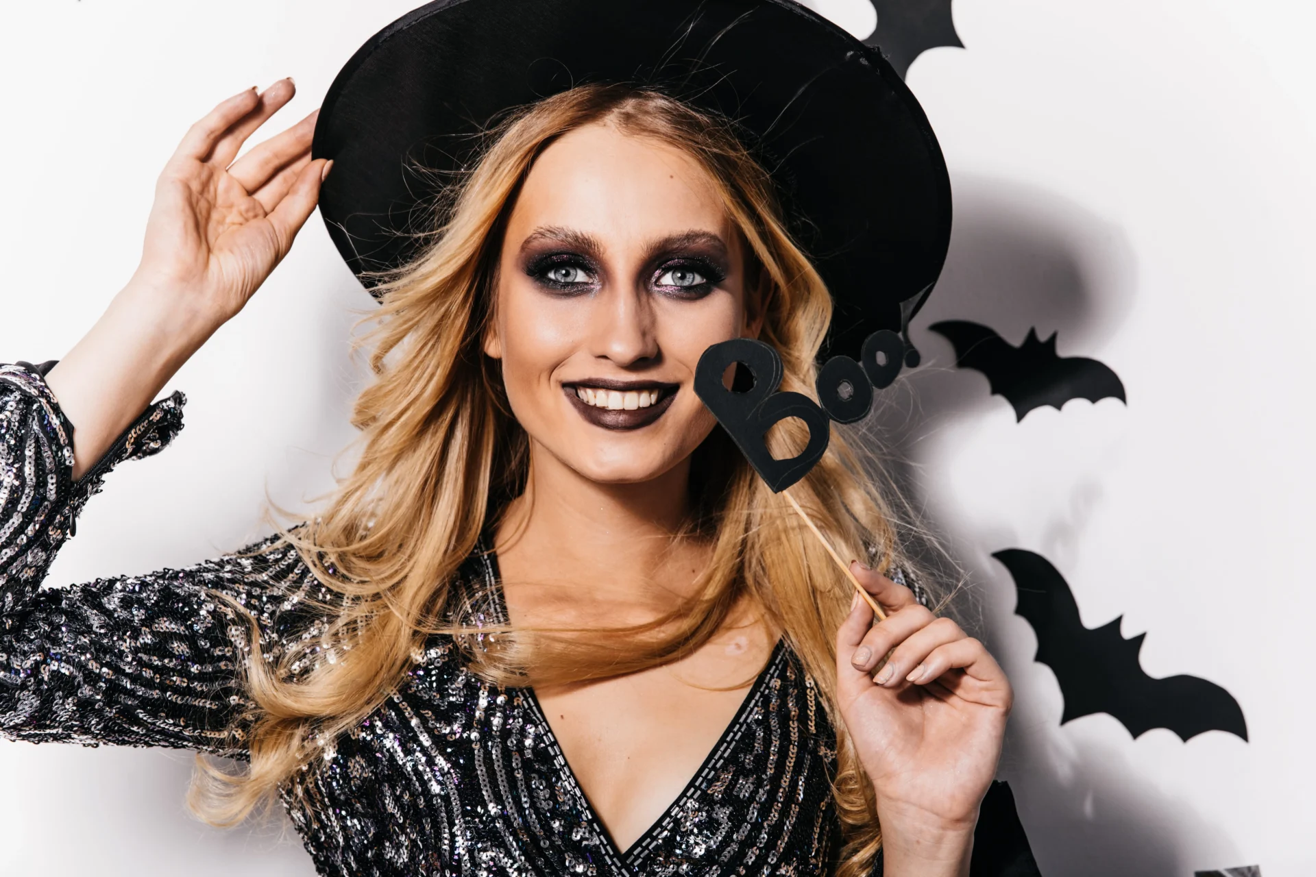 Accesorios y maquillaje oscuro para completar un look de Halloween