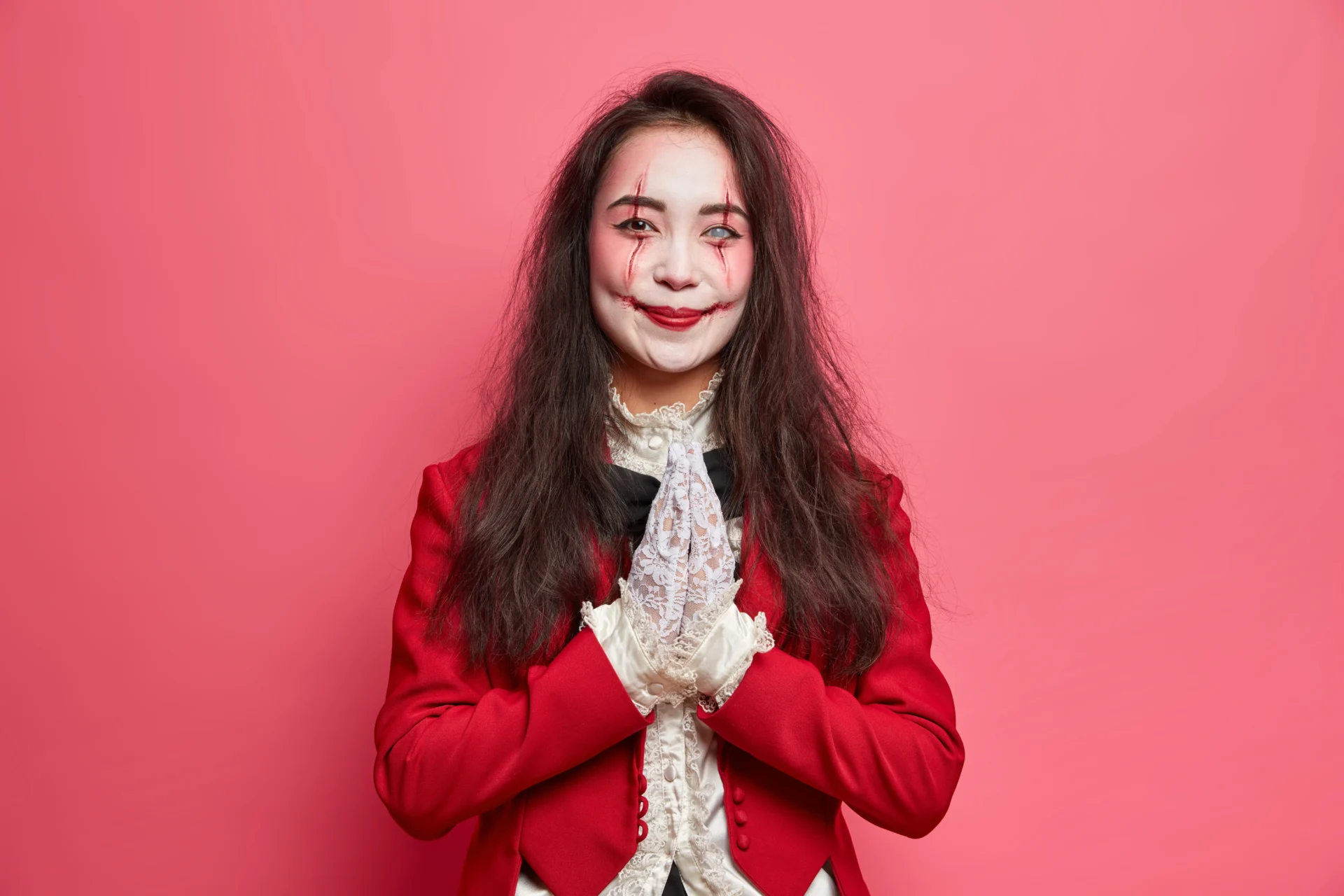 Mujer con look rojo y maquillaje de Halloween