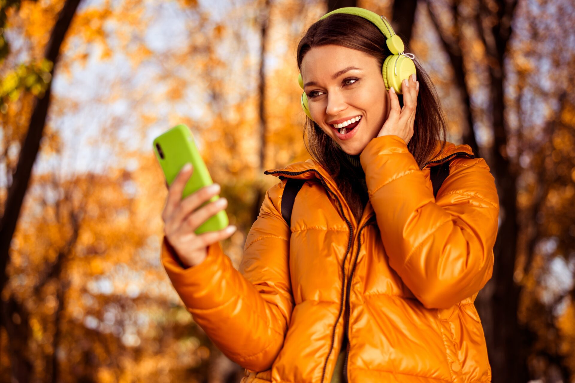 Novedades en tecnología para otoño 2026 con smartphone, smartwatch y auriculares