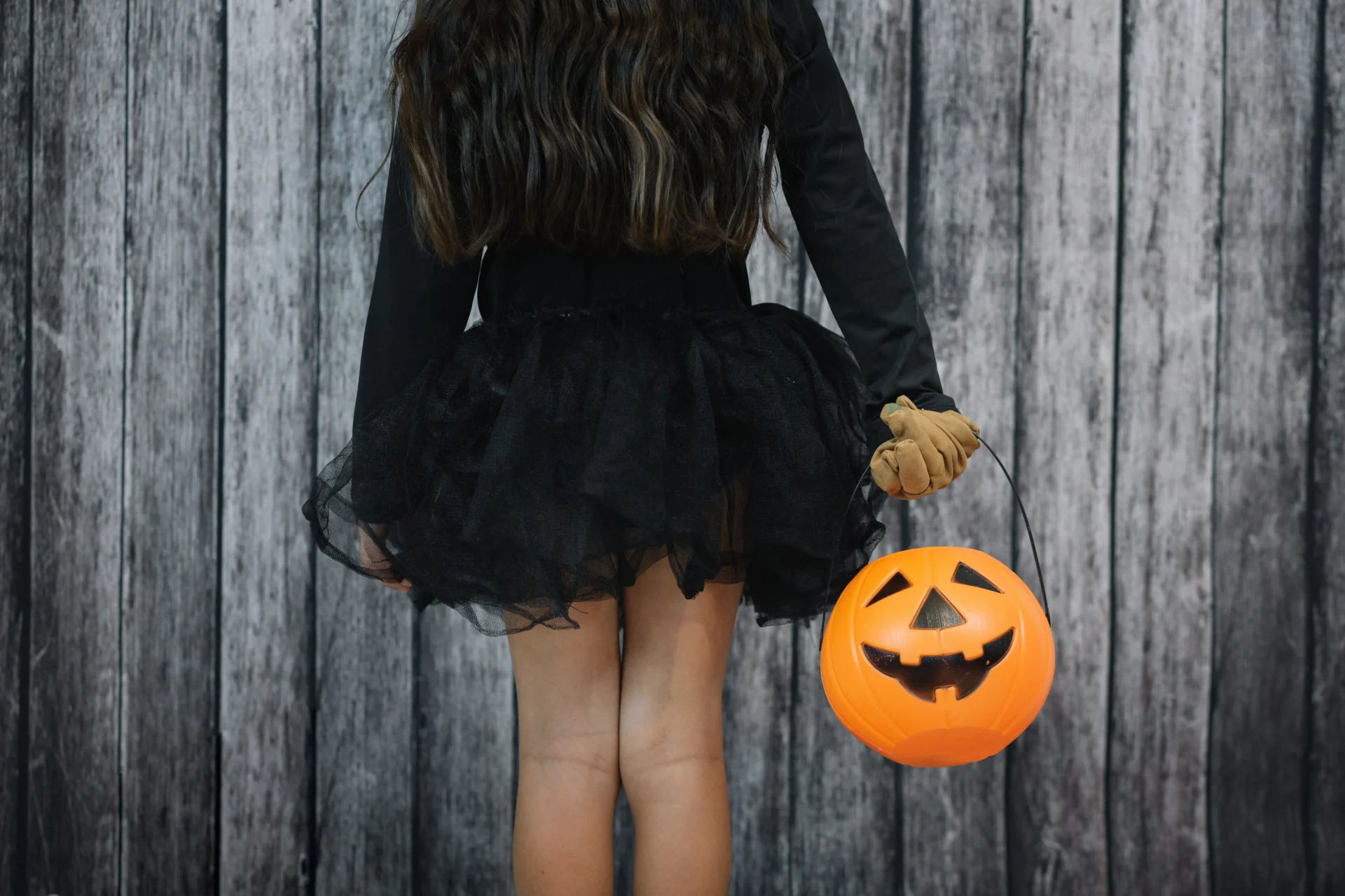 Look de Halloween con prendas negras y estilo de otoño