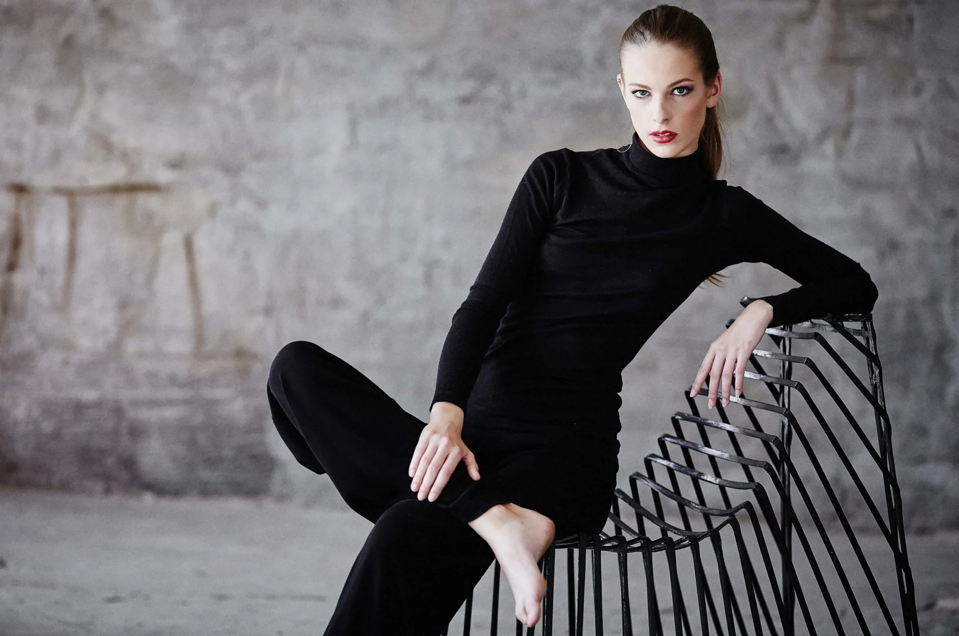 Vestido negro con accesorios para un look de Halloween elegante